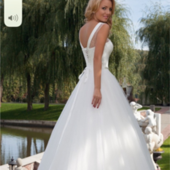 White Wedding/Debutante dress, size 6-8, NEVER WORN - Picture 2 of 4